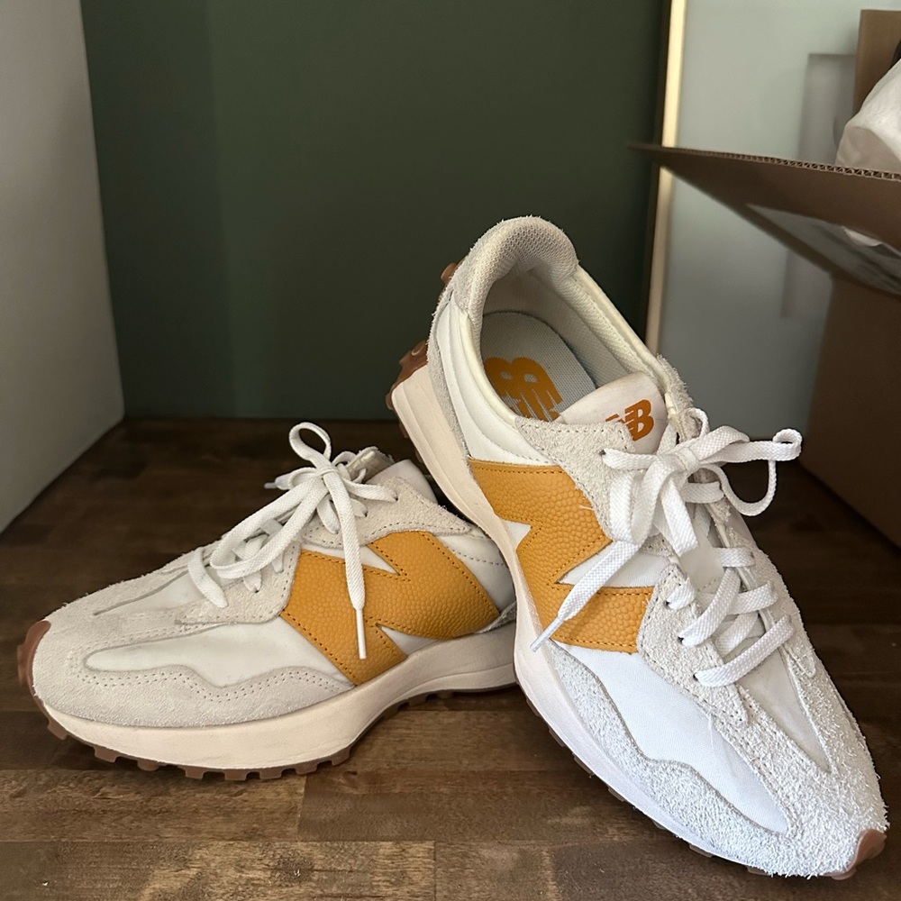 New Balance 327 Sneakers